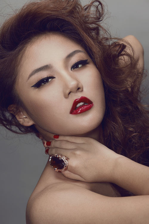 Văn Mai Hương còn rất trẻ, 17 - 18 tuổi. Thế nhưng khi hóa thân vào shoot hình này, Văn Mai Hương trẻ trung xinh tươi biến đâu mất, thay vào đó là một "cô Văn Mai Hương" quyến rũ, nồng nàn của tuổi.... 30. (Ảnh: xinhxinh)