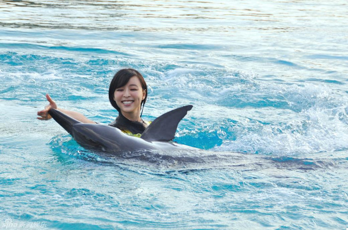 Trương Tịnh Sơ đã học được cách giao tiếp cùng những cử chỉ tạo sự gần gữi giữa cá heo và người. Trương Tịnh Sơ đã học được cách giao tiếp cùng những cử chỉ tạo sự gần gữi giữa cá heo và người.