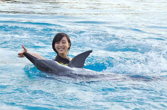 Trương Tịnh Sơ đã học được cách giao tiếp cùng những cử chỉ tạo sự gần gữi giữa cá heo và người.