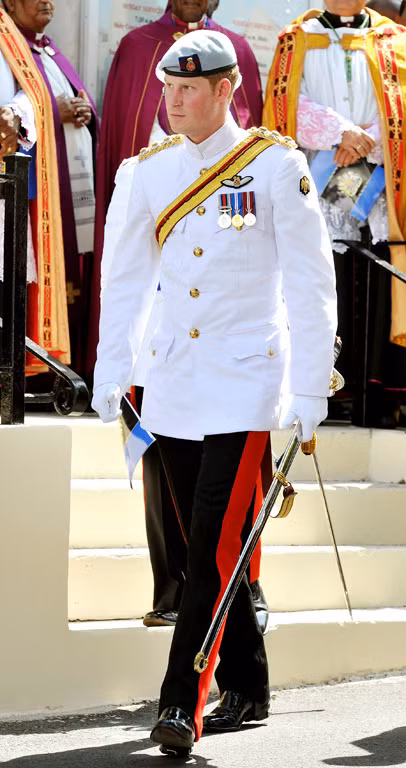 Hoàng tử Harry trong trang phục duyệt binh của hoàng gia.