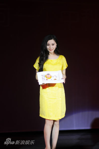 “Trung Thu là ngày đoàn viên quan trọng nhất của mỗi gia đình, và trong những ngày này cũng không nên quên những em nhỏ ở vùng biên cương xa xôi, những em nhỏ ở đó chắc chắn là chưa bao giờ biết đến có loại bánh kem Trung Thu bao giờ”, người đẹp họ Phạm chia sẻ. “Trung Thu là ngày đoàn viên quan trọng nhất của mỗi gia đình, và trong những ngày này cũng không nên quên những em nhỏ ở vùng biên cương xa xôi, những em nhỏ ở đó chắc chắn là chưa bao giờ biết đến có loại bánh kem Trung Thu bao giờ”, người đẹp họ Phạm chia sẻ.
