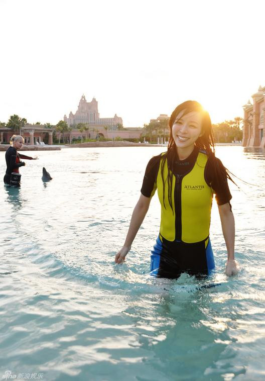 Trương Tịnh Sơ được huấn luyện viên của những chú cá heo ở đây hướng dẫn cách làm quen và giao tiếp. Trương Tịnh Sơ được huấn luyện viên của những chú cá heo ở đây hướng dẫn cách làm quen và giao tiếp.