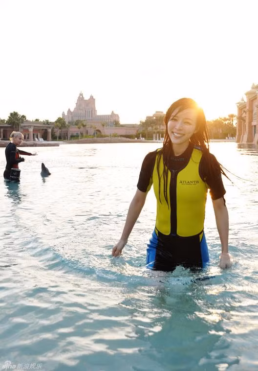 Trương Tịnh Sơ được huấn luyện viên của những chú cá heo ở đây hướng dẫn cách làm quen và giao tiếp.