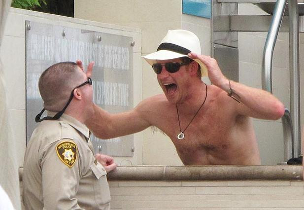 Dọa một viên cảnh sát bảo vệ của khách sạn.