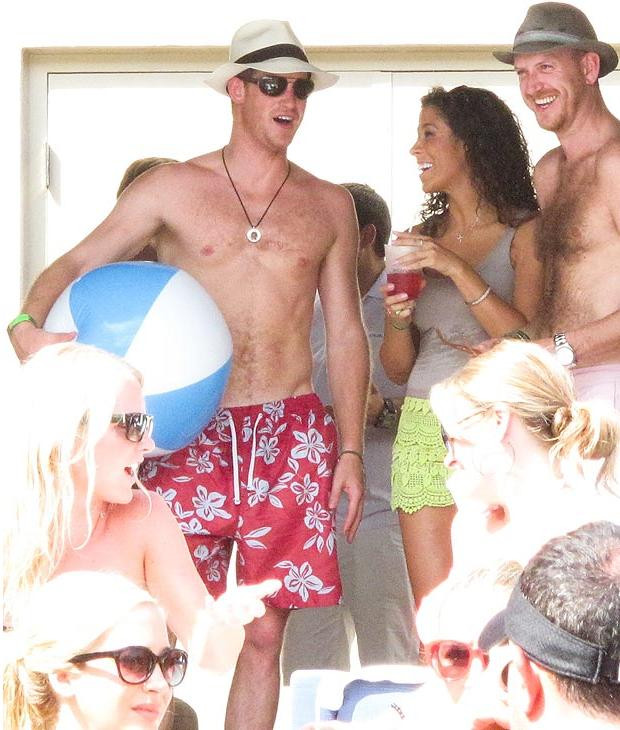 Vây quanh hoàng tử Harry có 5 người đàn ông và 5 phụ nữ như những người bạn thân và những người bảo vệ.