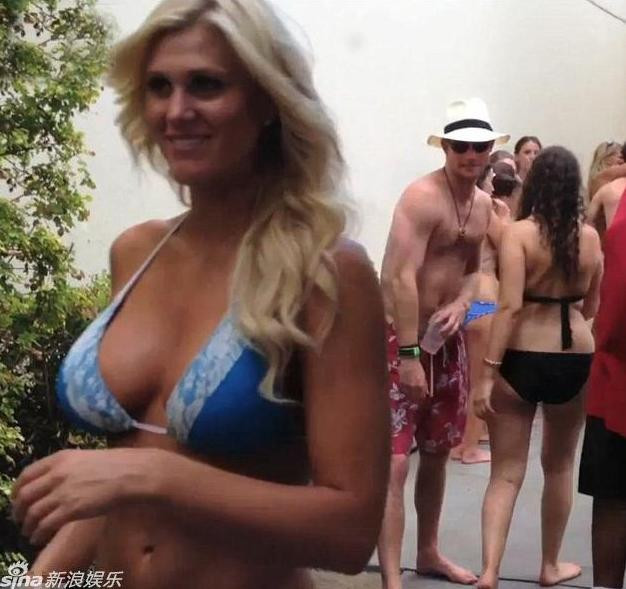 Hình ảnh hoàng tử Harry quậy tại bể bơi của khách sạn cùng những người bạn thân.