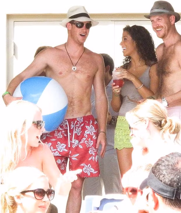 Vây quanh hoàng tử Harry có 5 người đàn ông và 5 phụ nữ như những người bạn thân và những người bảo vệ.