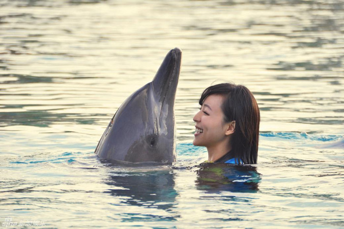 Cả hai vui đùa trong làn nước. Cả hai vui đùa trong làn nước.