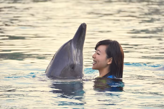 Cả hai vui đùa trong làn nước.