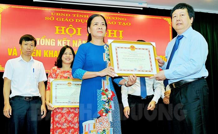 Ông Nguyễn Dương Thái, Chủ tịch Ủy ban nhân dân tỉnh Hải Dương tặng danh hiệu tập thể lao động xuất sắc cho các đơn vị (Ảnh: Báo Hải Dương) Ông Nguyễn Dương Thái, Chủ tịch Ủy ban nhân dân tỉnh Hải Dương tặng danh hiệu tập thể lao động xuất sắc cho các đơn vị (Ảnh: Báo Hải Dương)