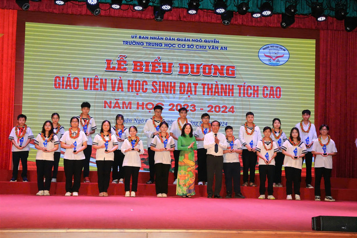 Lãnh đạo thành phố, lãnh đạo quận Ngô Quyền trao biểu trưng, vòng nguyệt quế tặng các em học sinh đạt thành tích cao trong năm học 2023-2024 (Ảnh: LT) GDVN_CVA2-tong-ket-8.jpg