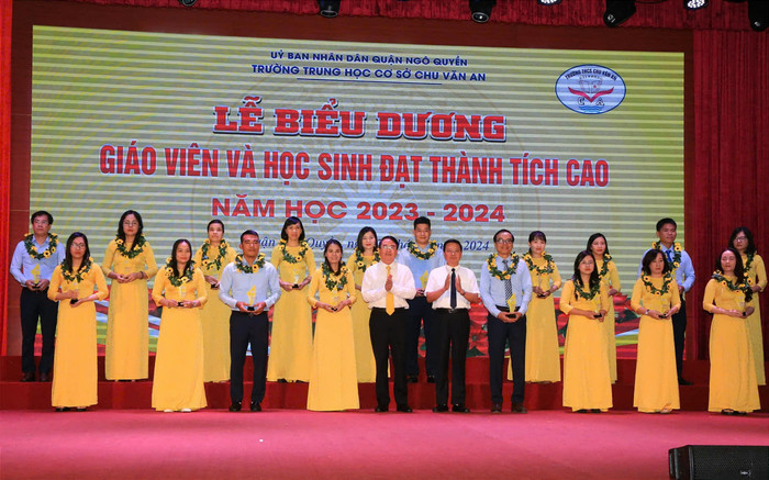 Lãnh đạo thành phố, lãnh đạo quận Ngô Quyền trao biểu trưng, vòng nguyệt quế tặng các thầy cô giáo đạt thành tích cao trong năm học 2023-2024 (Ảnh: LT) GDVN_CVA2-tong-ket-6.jpg