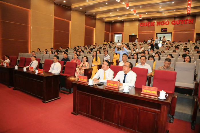 Các vị đại biểu dự lễ biểu dương giáo viên và học sinh đạt thành tích cao năm học 2023 - 2024 của Trường Trung học cơ sở Chu Văn An (Ảnh: LT) GDVN_CVA2-tong-ket-3.jpg