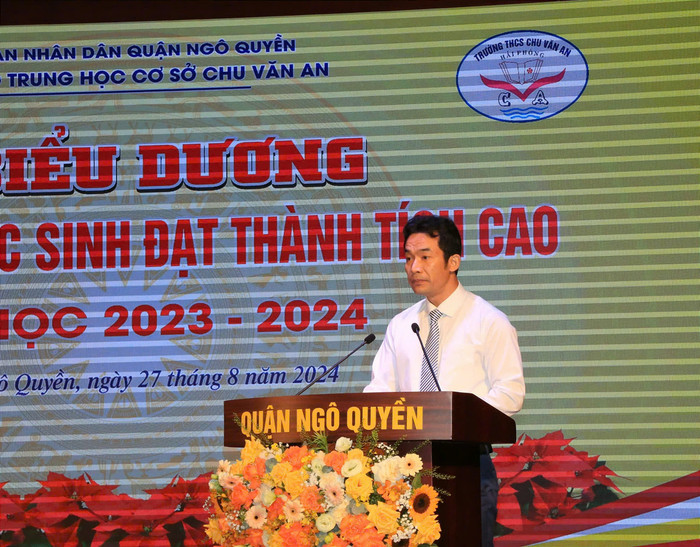Thầy giáo Trịnh Văn Tuấn – Hiệu trưởng Trường Trung học cơ sở Chu Văn An phát biểu tại lễ biểu dương (Ảnh: LT) GDVN_CVA2-tong-ket-2.jpg