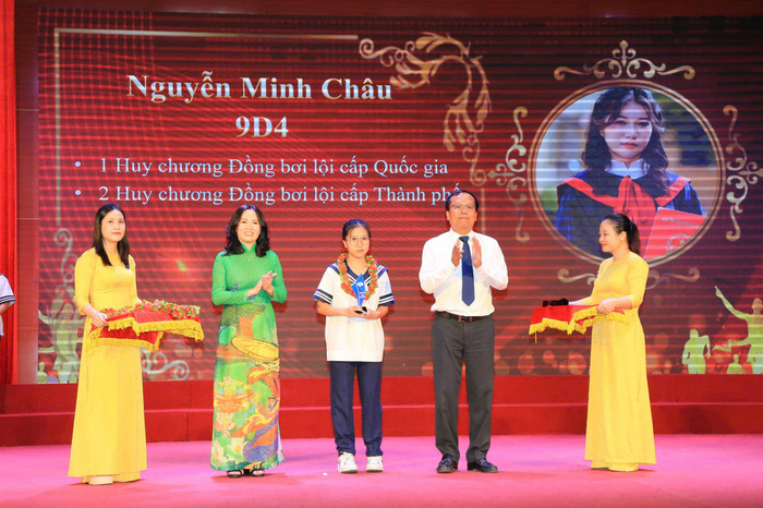 Lãnh đạo thành phố, lãnh đạo quận Ngô Quyền trao biểu trưng, vòng nguyệt quế tặng các em học sinh đạt thành tích cao trong năm học 2023-2024 (Ảnh: LT) GDVN_CVA2-tong-ket-9.jpg