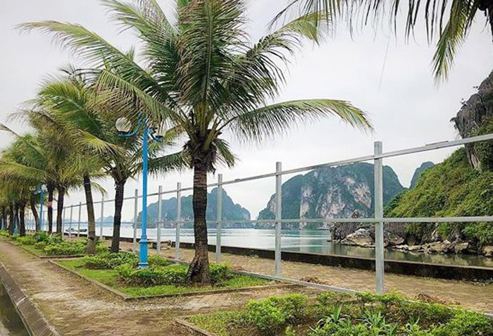 Người dân và du khách cho rằng việc lấn biển để mở rộng đường sẽ phá vỡ cảnh quan Vịnh Hạ Long (Ảnh: Lã Tiến) Người dân và du khách cho rằng việc lấn biển để mở rộng đường sẽ phá vỡ cảnh quan Vịnh Hạ Long (Ảnh: Lã Tiến)