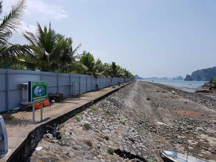 Hàng rào tôn kéo dài vài km để phục vụ dự án mở rộng đường bao biển Trần Quốc Nghiễn (Ảnh: Lã Tiến) Hàng rào tôn kéo dài vài km để phục vụ dự án mở rộng đường bao biển Trần Quốc Nghiễn (Ảnh: Lã Tiến)