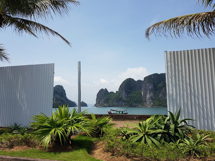 Việc dựng rào tôn chắn hết tầm nhìn của người dân và du khách ra Vịnh Hạ Long (Ảnh: Lã Tiến) Việc dựng rào tôn chắn hết tầm nhìn của người dân và du khách ra Vịnh Hạ Long (Ảnh: Lã Tiến)