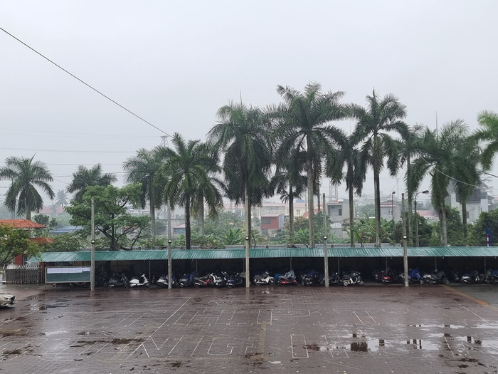 Sở Giáo dục và Đào tạo Hải Phòng cho rằng: Việc sửa chữa nhà xe đã được tiến hành trước khi Kế hoạch vận động tài trợ được Sở phê duyệt. Song không phải bằng kinh phí vận động theo Kế hoạch đã được phê duyệt mà do một số phụ huynh tài trợ theo hình thức “bằng hiện vật”. (Ảnh: LT) GDVN_nha-xe-dong-hoa-1.jpg