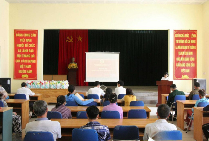 Hội Nông dân huyện Cô Tô lồng ghép tuyên truyền, phổ biến chính sách bảo hiểm xã hội, bảo hiểm y tế cho hội viên, nông dân xã Thanh Lân. (Ảnh: CTV) Hội Nông dân huyện Cô Tô lồng ghép tuyên truyền, phổ biến chính sách bảo hiểm xã hội, bảo hiểm y tế cho hội viên, nông dân xã Thanh Lân. (Ảnh: CTV)