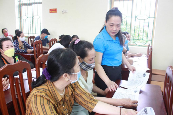 Cán bộ Bảo hiểm xã hội tỉnh Quảng Ninh tư vấn cho hội viên, nông dân thị xã Quảng Yên về chính sách bảo hiểm xã hội tự nguyện. (Ảnh: CTV) Cán bộ Bảo hiểm xã hội tỉnh Quảng Ninh tư vấn cho hội viên, nông dân thị xã Quảng Yên về chính sách bảo hiểm xã hội tự nguyện. (Ảnh: CTV)