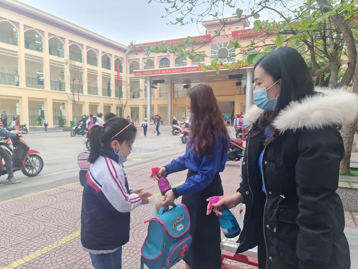 Học sinh Trường Tiểu học Chu Văn An (quận Ngô Quyền) sát khuẩn tay trước khi vào lớp (Ảnh: Lã Tiến)