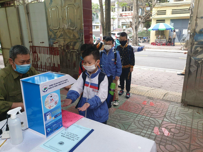 Trường Tiểu học Nguyễn Tri Phương trang bị máy khử khuẩn cho học sinh (Ảnh: Phương Linh)