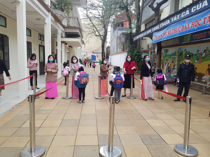 Giáo viên Trường Tiểu học Võ Thị Sáu (quận Lê Chân) đón học sinh ngay tại cổng trường (Ảnh: CTV)