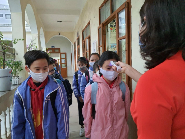 Học sinh được đo thân nhiệt trước khi vào lớp (Ảnh: CTV)