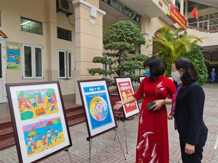 Trong thời gian nghỉ học, học sinh Trường Tiểu học Đinh Tiên Hoàng đã vẽ tranh về phòng chống dịch Covid-19 (Ảnh: Lã Tiến)