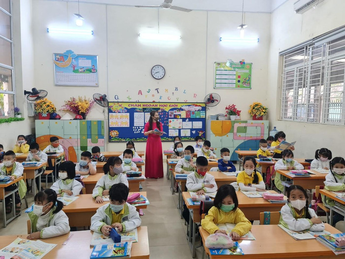 Học sinh Trường Tiểu học Đinh Tiên Hoàng thực hiện các biện pháp phòng chống dịch khi quay trở lại trường (Ảnh: Lã Tiến)