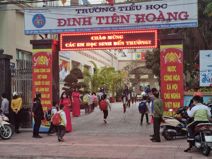 Giáo viên Trường Tiểu học Đinh Tiên Hoàng đón học sinh ngoài cổng trường (Ảnh: Phương Linh)