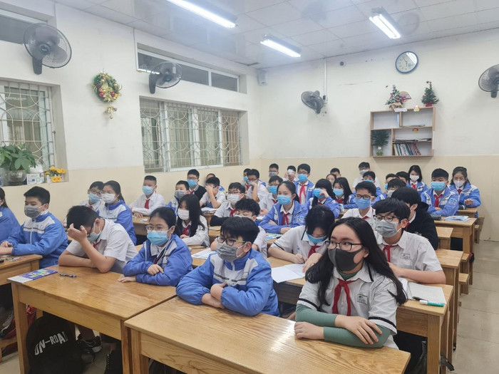 Học sinh Trường Trung học cơ sở Hồng Bàng hào hứng, phấn khởi khi được trở lại trường học (Ảnh: Lã Tiến)