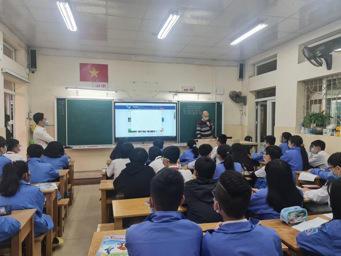 Tiết học đầu tiên của học sinh Trường Trung học cơ sở Hồng Bàng (Ảnh: Lã Tiến)