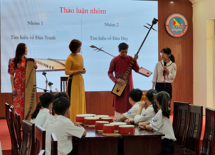 Học sinh tìm hiểu về nhạc cụ Đàn Tranh và Đàn Đáy cùng các nghệ sĩ, nghệ nhân (Ảnh: Phương Linh) Học sinh tìm hiểu về nhạc cụ Đàn Tranh và Đàn Đáy cùng các nghệ sĩ, nghệ nhân (Ảnh: Phương Linh)