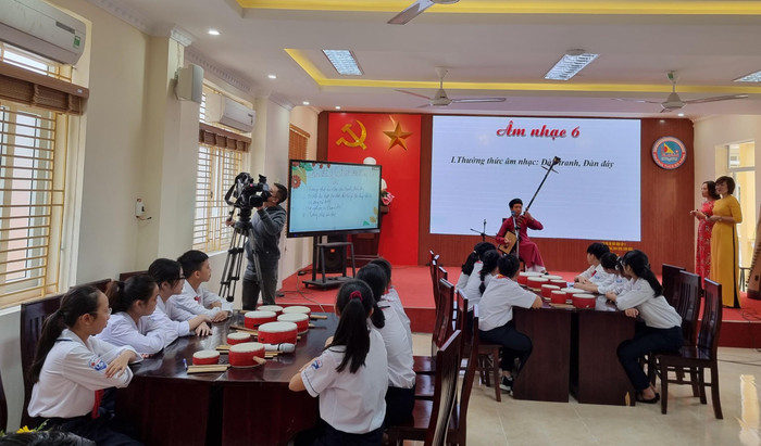Học sinh lắng nghe tiết mục biểu diễn bài "Trống cơm" của nghệ nhân Đàn Đáy (Ảnh: Phương Linh) Học sinh lắng nghe tiết mục biểu diễn bài "Trống cơm" của nghệ nhân Đàn Đáy (Ảnh: Phương Linh)