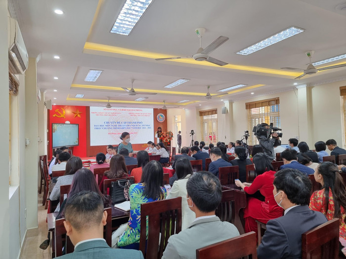 Chuyên đề cấp thành phố: “Dạy học môn Nghệ thuật nội dung Âm nhạc theo chương trình Giáo dục phổ thông 2018” năm học 2021 – 2022 (Ảnh: Phương Linh) Chuyên đề cấp thành phố: “Dạy học môn Nghệ thuật nội dung Âm nhạc theo chương trình Giáo dục phổ thông 2018” năm học 2021 – 2022 (Ảnh: Phương Linh)