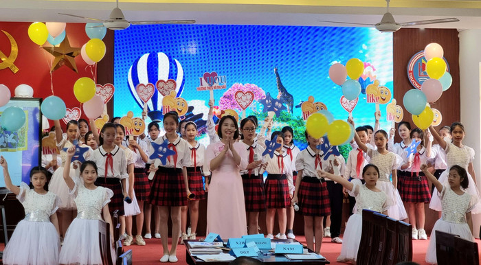 Cô và trò trường Trung học cơ sở Võ Thị Sáu biểu diễn bài hát "Những ước mơ" (Ảnh: Phương Linh) Cô và trò trường Trung học cơ sở Võ Thị Sáu biểu diễn bài hát "Những ước mơ" (Ảnh: Phương Linh)