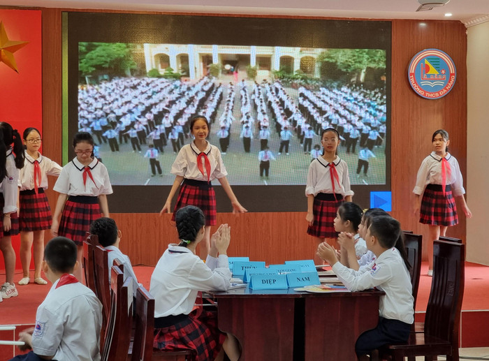Học sinh thiết kế tiết mục mở đầu cho tiết học (Ảnh: Phương Linh) Học sinh thiết kế tiết mục mở đầu cho tiết học (Ảnh: Phương Linh)