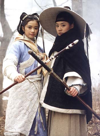 Giả Tịnh Văn (phải) và Hà Mỹ Điền trong phim “Hồi Toàn Đao đa tình đao khách vô tình đao”. Giả Tịnh Văn (phải) và Hà Mỹ Điền trong phim “Hồi Toàn Đao đa tình đao khách vô tình đao”.