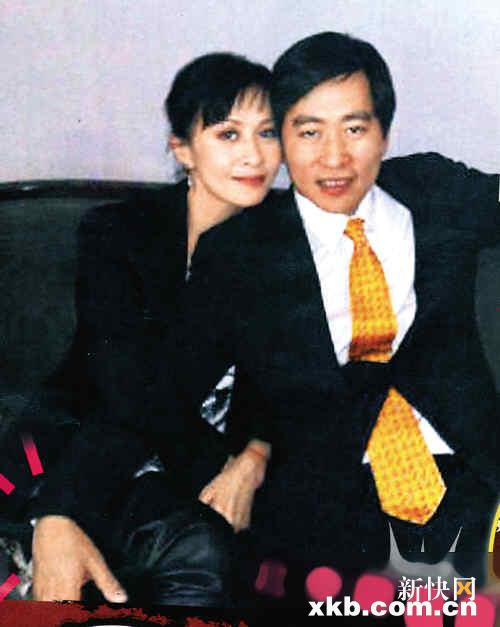 Lưu Gia Linh cùng Cảnh Bách Phù chụp chung năm 2010. Ảnh. chinanews.