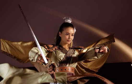 Đới Kiều Sảnh vai Kiếm Hùng trong “Ma kiếm xuất tiêu”. Đới Kiều Sảnh vai Kiếm Hùng trong “Ma kiếm xuất tiêu”.