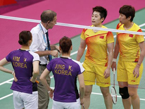 Hàn Quốc và Trung Quốc diễn kịch tại môn cầu lông nội dung đôi nữ.