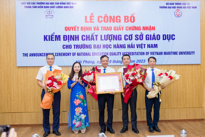 PGS.TS. Nguyễn Phương Nga trao Giấy Chứng nhận Kiểm định chất lượng giáo dục cho Trường Đại học Hàng hải Việt Nam (Ảnh: TK) PGS.TS. Nguyễn Phương Nga trao Giấy Chứng nhận Kiểm định chất lượng giáo dục cho Trường Đại học Hàng hải Việt Nam (Ảnh: TK)
