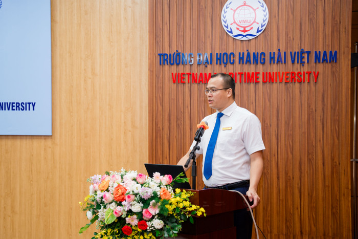 PGS.TS Nguyễn Minh Đức - Phó Hiệu trưởng nhà trường phát biểu khai mạc và tóm tắt quá trình phát triển để Trường Đại học Hàng hải Việt Nam đạt được tiêu chuẩn chất lượng cơ sở giáo dục (Ảnh: TK) PGS.TS Nguyễn Minh Đức - Phó Hiệu trưởng nhà trường phát biểu khai mạc và tóm tắt quá trình phát triển để Trường Đại học Hàng hải Việt Nam đạt được tiêu chuẩn chất lượng cơ sở giáo dục (Ảnh: TK)