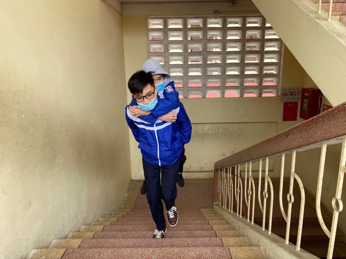 Việt chính là đôi chân, là chỗ dựa và là động lực để Đức Anh cố gắng theo đuổi ước mơ tới trường (Ảnh: NVCC) Việt chính là đôi chân, là chỗ dựa và là động lực để Đức Anh cố gắng theo đuổi ước mơ tới trường (Ảnh: NVCC)