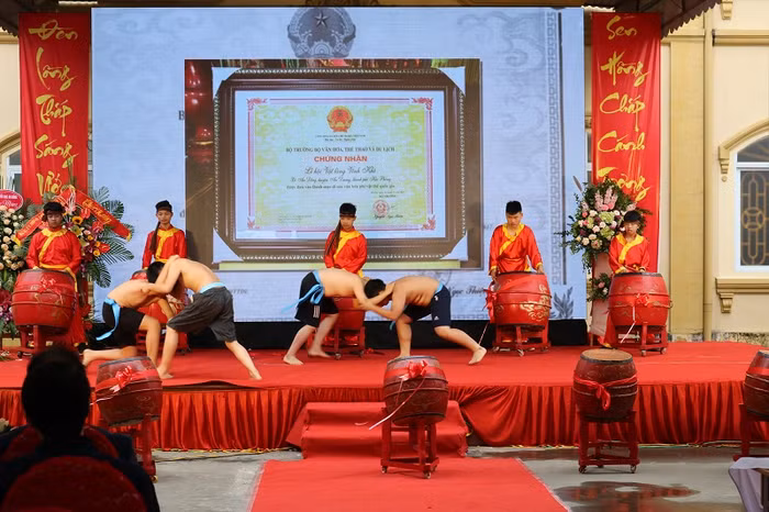 Học sinh Trường Trung học cơ sở An Đồng tái hiện lại lễ hội vật làng Vĩnh Khê tại ngày hội Stem (Ảnh: CTV)