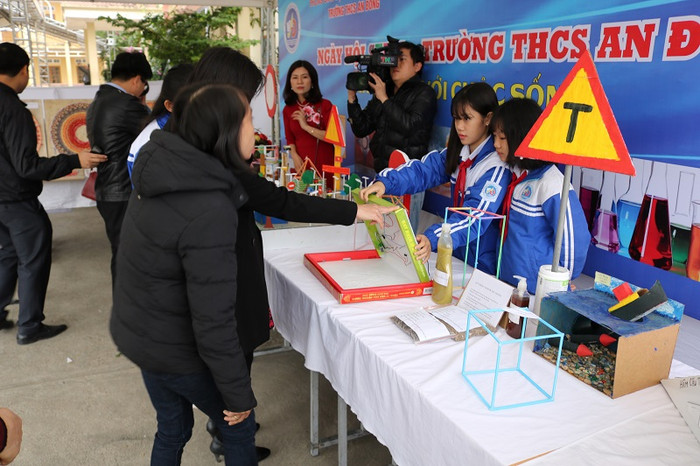 Các đại biểu tham quan những gian hàng do học sinh Trường Trung học cơ sở An Đồng sáng tạo (Ảnh: CTV) Các đại biểu tham quan những gian hàng do học sinh Trường Trung học cơ sở An Đồng sáng tạo (Ảnh: CTV)