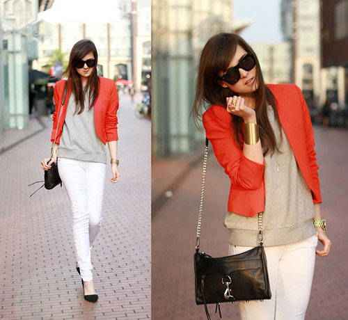 Nhẹ nhàng xuống phố với chỉ một chiếc vest cam đỏ xinh xắn. Nhẹ nhàng xuống phố với chỉ một chiếc vest cam đỏ xinh xắn.