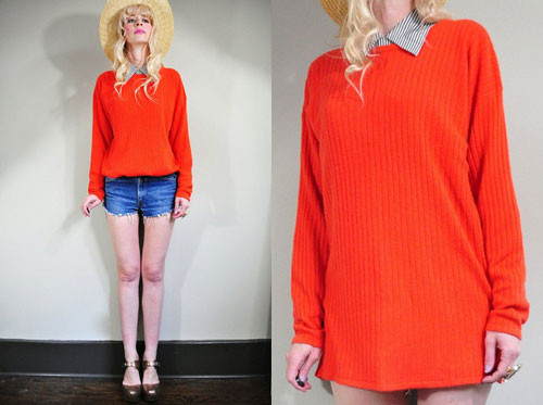 Đơn giản nhưng hiệu quả với style áo len cam đỏ + quần sooc jeans. Đơn giản nhưng hiệu quả với style áo len cam đỏ + quần sooc jeans.